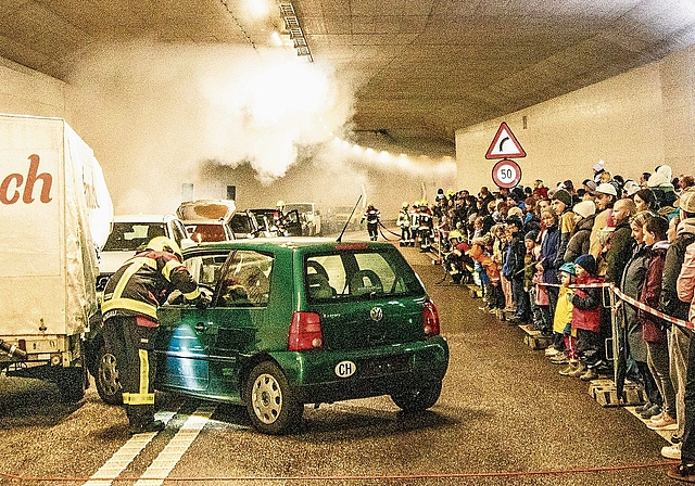 Neuhoftunnel gesperrt: Rund 200 Besuchende verfolgten die spannende Hauptübung im Untergrund.Foto: Peter Winkelmann 