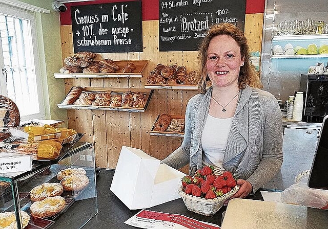 Alle Zutaten für die Torte kommen in die Box: Tamara Lehmann am Bereitstellen. Foto: Carolin Frei