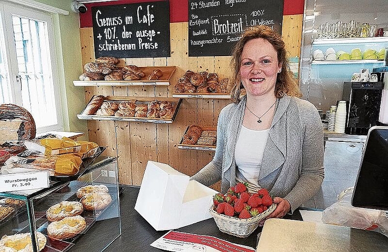 Alle Zutaten für die Torte kommen in die Box: Tamara Lehmann am Bereitstellen. Foto: Carolin Frei