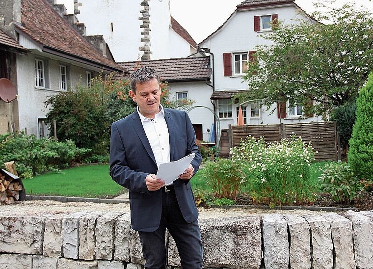 Angetroffen im Dorf: Gemeindeammann Ulrich Salm freut sich über den Stand der Revisionsarbeiten. Foto: Alfred Gassmann