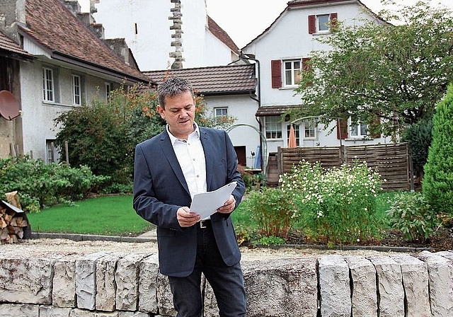 Angetroffen im Dorf: Gemeindeammann Ulrich Salm freut sich über den Stand der Revisionsarbeiten. Foto: Alfred Gassmann