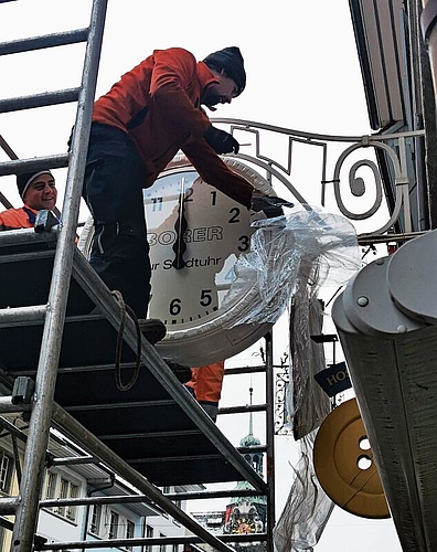 Montage in morgendlicher Kälte: Die Borer-Uhr kommt nach der Revision an ihren Platz. Foto: Fritz Thut
