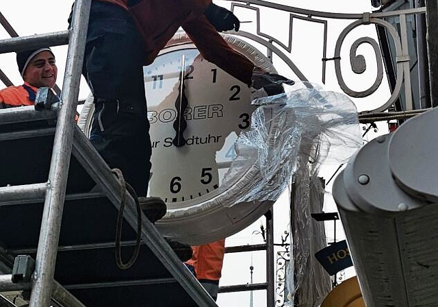 Montage in morgendlicher Kälte: Die Borer-Uhr kommt nach der Revision an ihren Platz. Foto: Fritz Thut
