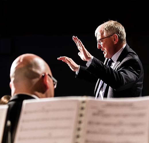 Zum letzten Mal an einer Hypi-Generalversammlung im Einsatz: Hans Peter Brunner als Dirigent der Concertband der Stadtmusik Lenzburg.
