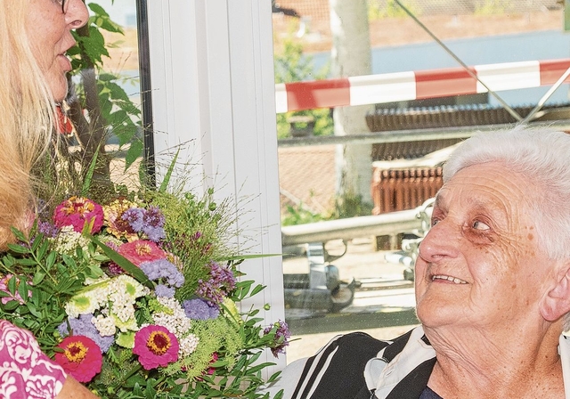 Ein Blumenstrauss für Erika Giezendanner.Foto: pwi 