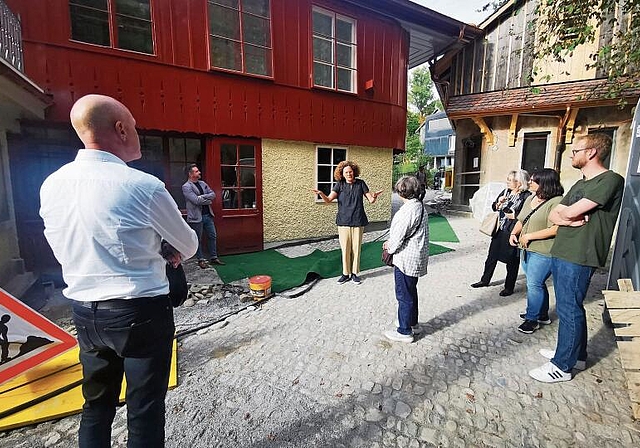 Aussen noch eine Baustelle: Villa-Sonnenberg-Besitzerin Christine von Arx (Mitte) informiert Besucher über den Stand der Arbeiten. Foto: Fritz Thut