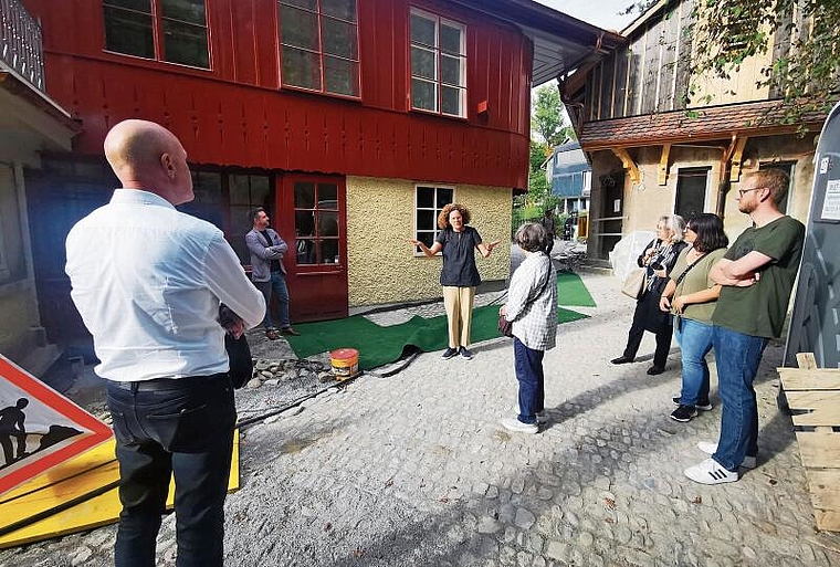 Aussen noch eine Baustelle: Villa-Sonnenberg-Besitzerin Christine von Arx (Mitte) informiert Besucher über den Stand der Arbeiten. Foto: Fritz Thut