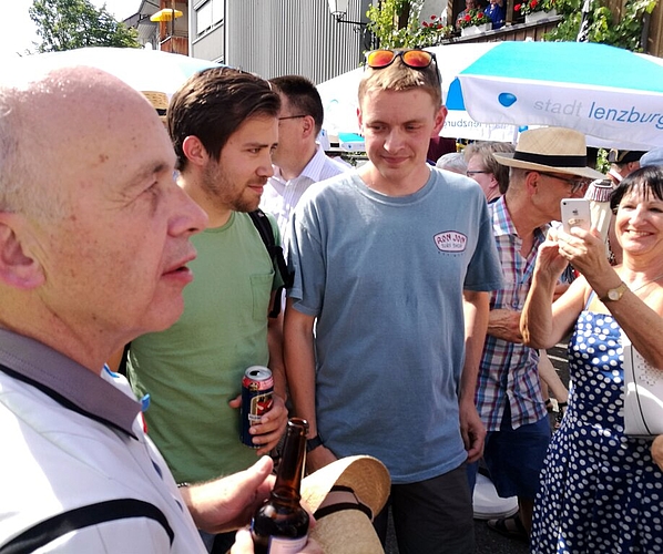 Bier gegen den Durst: Bundesrat Ueli Mauer im Gespräch mit dem Volk. Foto: Fritz Thut
