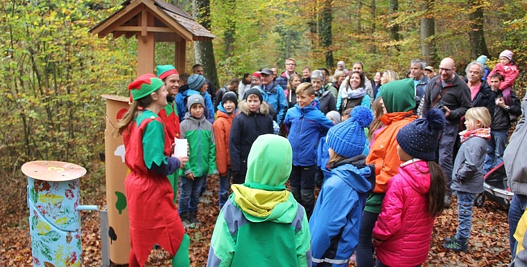 Im herbstlichen Chesterbergwald: Die Waldgnomen Wepf (r) und Wec ziehen die Teilnehmenden in den Bann. Foto: Alfred Gassmann