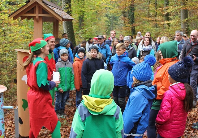 Im herbstlichen Chesterbergwald: Die Waldgnomen Wepf (r) und Wec ziehen die Teilnehmenden in den Bann. Foto: Alfred Gassmann