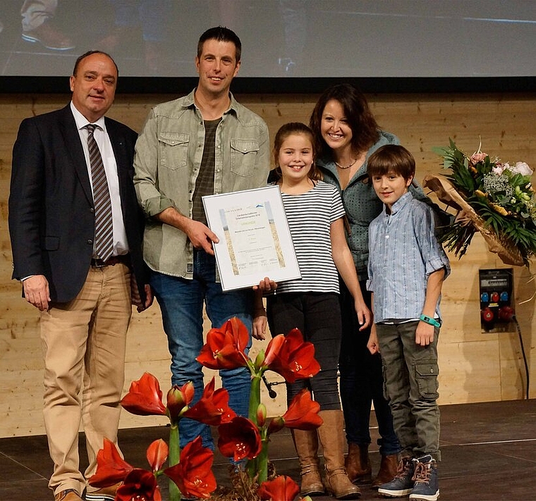 <em>Freude über den zweiten Platz: </em>Regierungsrat Markus Dieth mit dem vor Stolz strahlenden Urs Bryner, dessen Frau Manuela und ihren Kindern Mia und Lou; der älteste Sohn Timm fehlt auf dem Foto. Foto: zvg