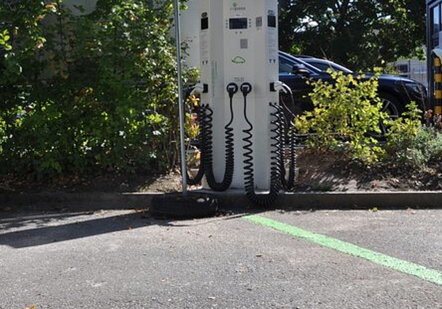 <em>Neue Stromtankstelle auf Parkplatz:</em> Ladestationen für E-Fahrzeuge beim Stadtgässli in Lenzburg. Foto: zvg