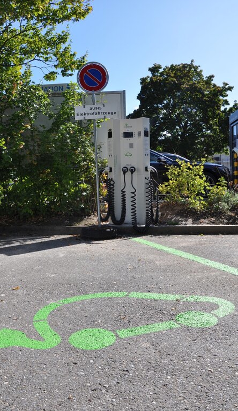 <em>Neue Stromtankstelle auf Parkplatz:</em> Ladestationen für E-Fahrzeuge beim Stadtgässli in Lenzburg. Foto: zvg