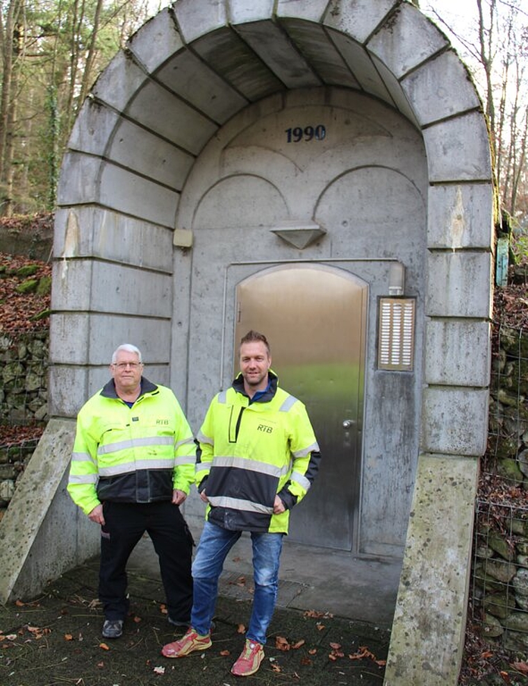 <em>Das Reservoir Boll wurde um 1900 erbaut, 1990 komplett saniert und der Torbogen erneuert: </em>Der scheidende Brunnenmeister Walter Eichenberger und der neue Christian Leutwyler bei einem Kontrollgang im Reservoir. Foto: Carolin Frei