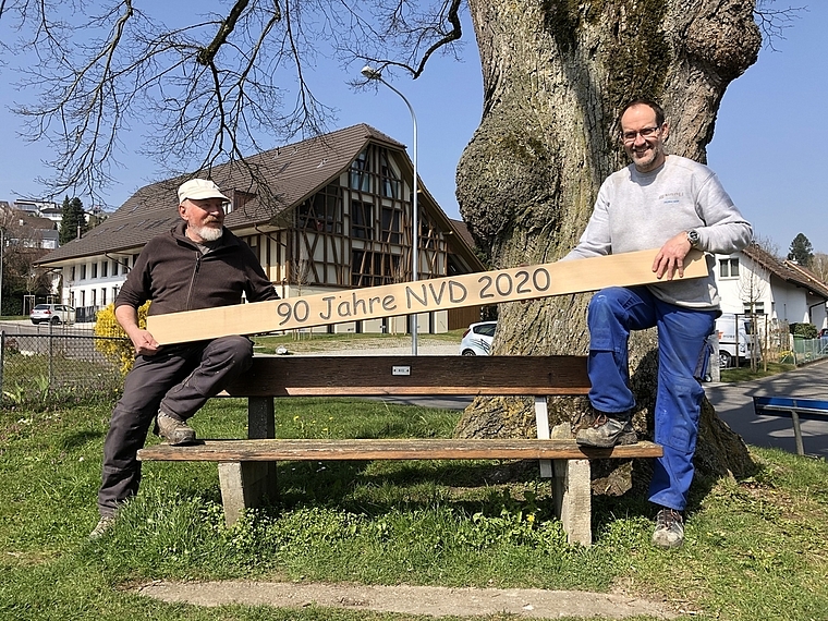 Vorfreude: Andy Haller und Peter Schweizer werden die Sitzbank installieren. Foto: Alfred Gassmann