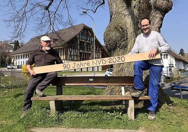 Vorfreude: Andy Haller und Peter Schweizer werden die Sitzbank installieren. Foto: Alfred Gassmann