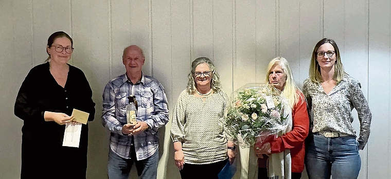 Verabschiedung von langjährigen Tätigkeiten: Hermann Probst, Dora Gloor, Antonella Probst, flankiert von den beiden Co-Präsidentinnen Anne Hofer und Fabienne Gerber.Foto: zvg