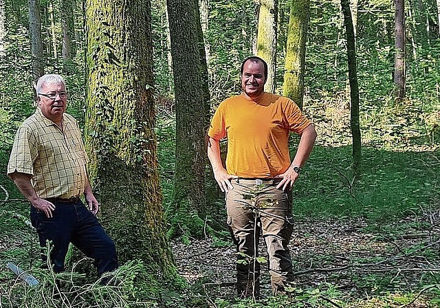 Könnte bald einmal Realität werden: Gemeindeammann Urs Wiederkehr und Revierförster Andreas Wirth auf der Parzelle, die dereinst zum Waldfriedhof werden soll. Foto: Carolin Frei