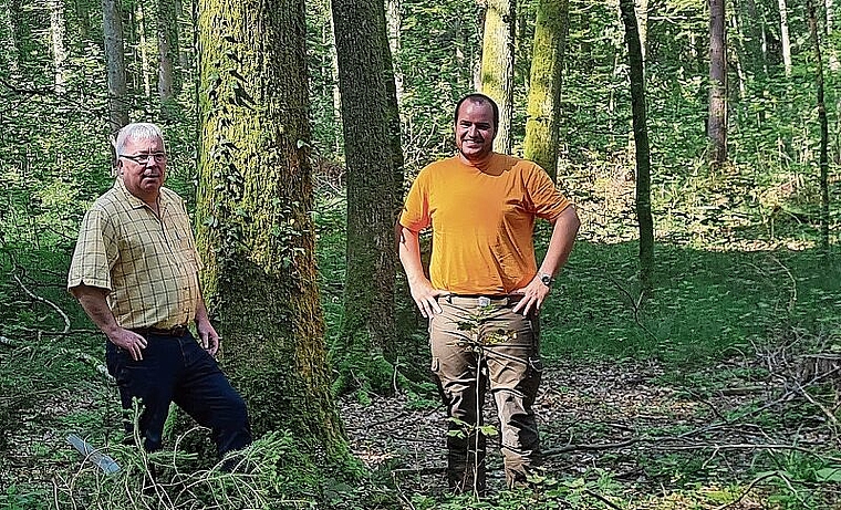 Könnte bald einmal Realität werden: Gemeindeammann Urs Wiederkehr und Revierförster Andreas Wirth auf der Parzelle, die dereinst zum Waldfriedhof werden soll. Foto: Carolin Frei