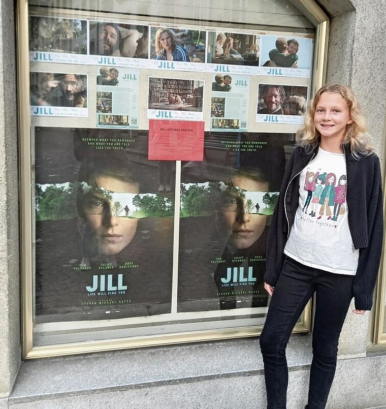 Hauptrolle in «Jill»: Die Lenzburger Jungschauspielerin Alison Warm alias Alison Skye vor dem Filmplakat im Kino Löwen Lenzburg. Foto: Stefanie Osswald