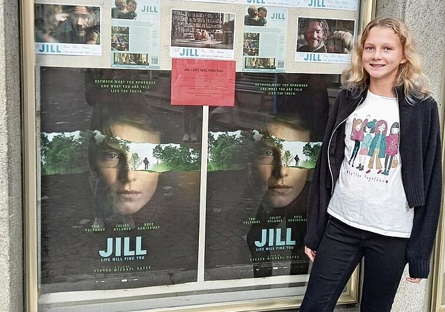 Hauptrolle in «Jill»: Die Lenzburger Jungschauspielerin Alison Warm alias Alison Skye vor dem Filmplakat im Kino Löwen Lenzburg. Foto: Stefanie Osswald