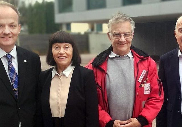 Partner und der neue Chef: Lukas Hürlimann (Vizepräsident GastroAargau), Rita Brühlmann (Grand-Casino Baden), Heinz Fehlmann (Präsident Verein Nez Rouge Aargau) und Ruedi Suter (Rektor Berufsschule Lenzburg). Foto: Fritz Thut