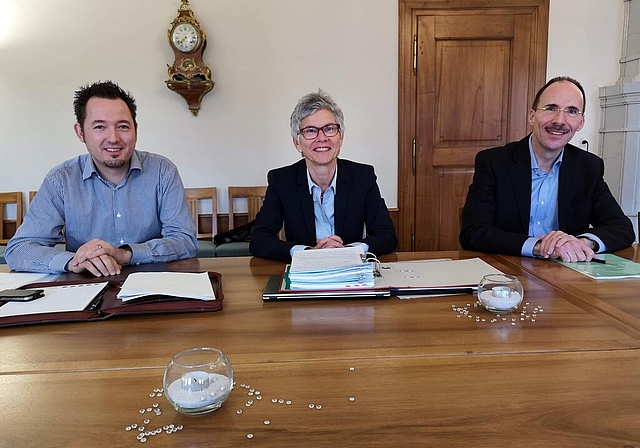 <em>Orientierten über den Rechnungsabschluss 2018 der Stadt Lenzburg: </em>Marc Lindenmann, Leiter Finanzen, Vizeammann Franziska Möhl, Vorsteherin Ressort Finanzen, und Peter Baumli, Leiter Stadtverwaltung. Foto: Fritz Thut