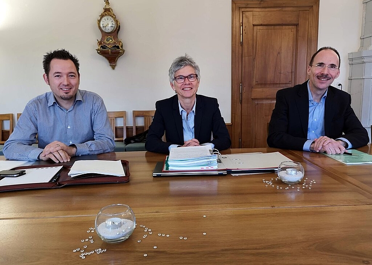 <em>Orientierten über den Rechnungsabschluss 2018 der Stadt Lenzburg: </em>Marc Lindenmann, Leiter Finanzen, Vizeammann Franziska Möhl, Vorsteherin Ressort Finanzen, und Peter Baumli, Leiter Stadtverwaltung. Foto: Fritz Thut
