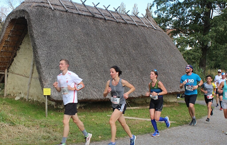 <em>Eindrückliche Kulisse:</em> Flott gings am Strohhaus vorbei dem Ziel entgegen. Foto: ast
