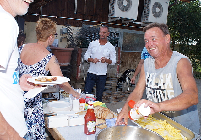 Vorfreude auf 2021: OK-Präsident Res Kunz (rechts) bewirtet seine Gäste. 
