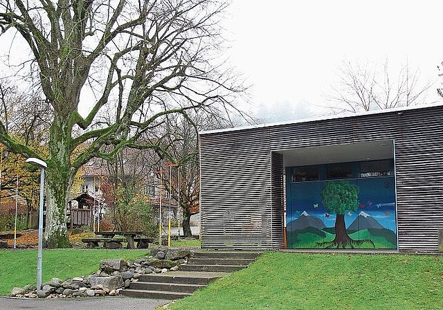 Die Bauprofile des neuen Kindergartens täuschen: Die wertvolle Linde bleibt erhalten. Foto: Alfred Gassmann