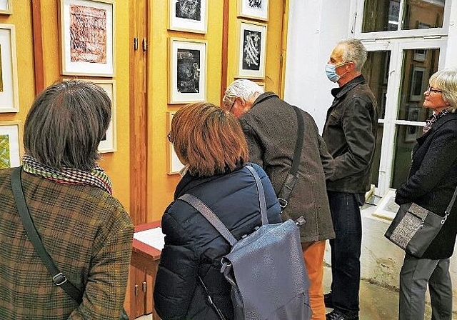 Verschiedene Stilrichtungen: Interessierte Besucher an «Lenzburg stellt aus». Foto: Fritz Thut
