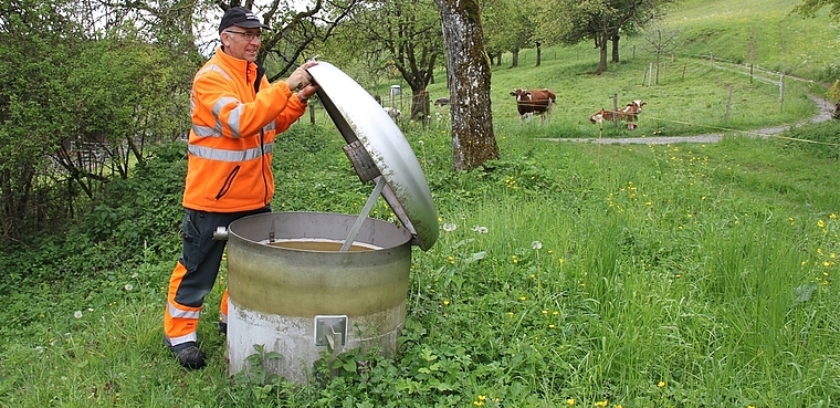 Brunnenstube Hobacker: Brunnenmeister Hanspeter Wyss bei einem Kontrollblick. Foto: Alfred Gassmann