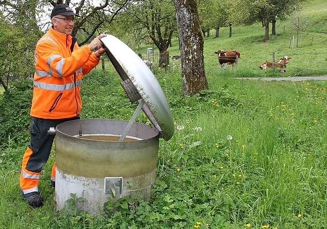 Brunnenstube Hobacker: Brunnenmeister Hanspeter Wyss bei einem Kontrollblick. Foto: Alfred Gassmann