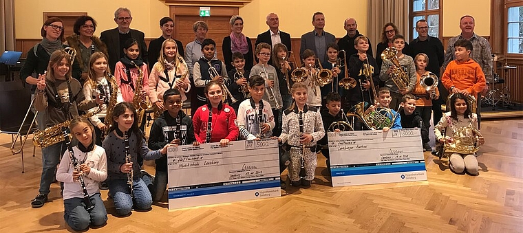 <em>Freuen sich über ihre nigelnagelneuen Instrumente:</em> Schülerinnen und Schüler der Bläserklasse mit Vertretern der Fischessen-Organisatoren, der Kantorei und der Musikschule. Foto: Hanny Dorer