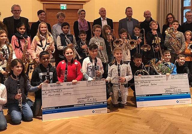 <em>Freuen sich über ihre nigelnagelneuen Instrumente:</em> Schülerinnen und Schüler der Bläserklasse mit Vertretern der Fischessen-Organisatoren, der Kantorei und der Musikschule. Foto: Hanny Dorer