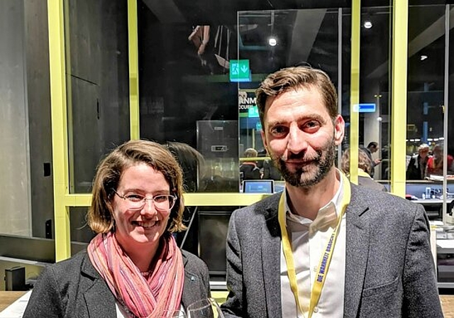 <em>Anstossen im Stapferhaus:</em> Nationalratskandidatin Jeanine Glarner und Bezirksparteipräsident Kaspar Schoch. Foto: Fritz Thut