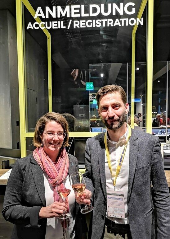 <em>Anstossen im Stapferhaus:</em> Nationalratskandidatin Jeanine Glarner und Bezirksparteipräsident Kaspar Schoch. Foto: Fritz Thut