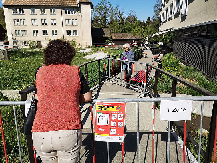 Treffen auf Distanz: Begegnungszone für Bewohner und Angehörige vor dem Alterszentrum Obere Mühle in Lenzburg. Foto: Fritz Thut