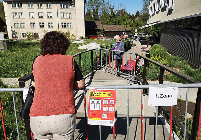 Treffen auf Distanz: Begegnungszone für Bewohner und Angehörige vor dem Alterszentrum Obere Mühle in Lenzburg. Foto: Fritz Thut