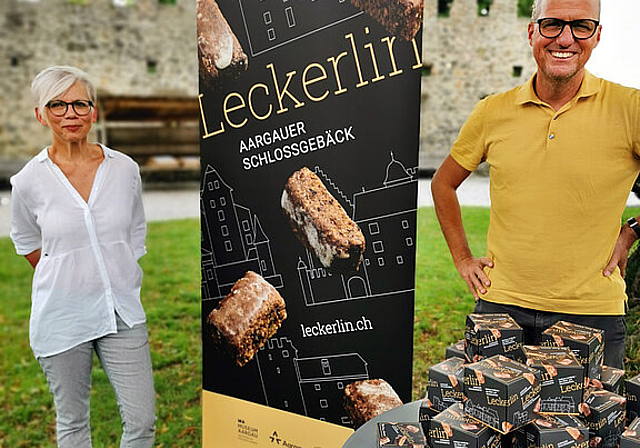 Präsentation im Hof von Schloss Hallwyl: Daniel Aeberhard, Geschäftsführer der Stiftung Töpferhaus Aarau, mit den neuen Leckerlin. Foto: Fritz Thut
