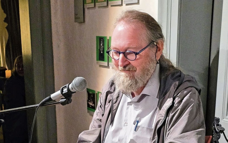 Wusste das Publikum zu fesseln: Autor Peter Weingartner an der Gespensternacht der Gesellschaft zum Falken und Fisch im Schloss Hallwyl.Foto: Fritz Thut