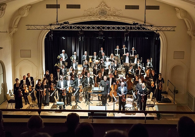 <em>Am Samstag wieder zu hören:</em> Das argovia philharmonic unter Chefdirigent Douglas Bostock im Löwensaal in Beinwil am See. Foto: pd/aph/Priska Ketterer