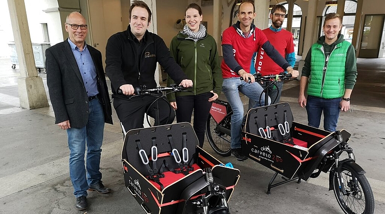<em>«Macht Spass»:</em> Im Beisein von Stadtrat Martin Stücheli (ganz links) erfolgte die Übergabe der zwei Lenzburger Cargo-Bikes. Foto: Fritz Thut
