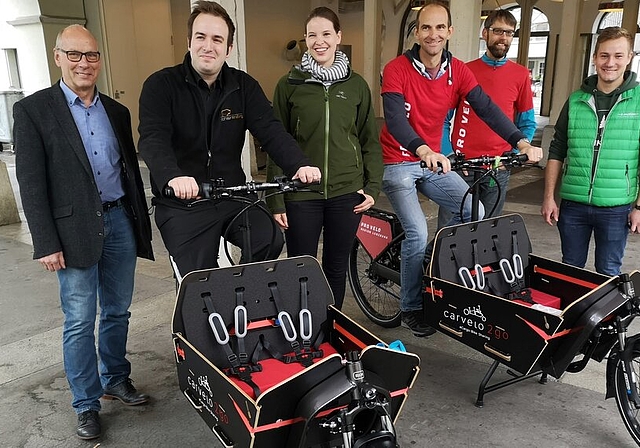 <em>«Macht Spass»:</em> Im Beisein von Stadtrat Martin Stücheli (ganz links) erfolgte die Übergabe der zwei Lenzburger Cargo-Bikes. Foto: Fritz Thut