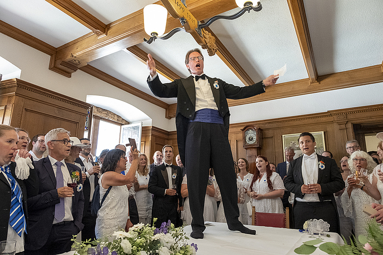 Ersatzvorsänger: Andreas Zweifel stimmt im Rathaus das Vuglbärbamlied an. Foto: Peter Siegrist
