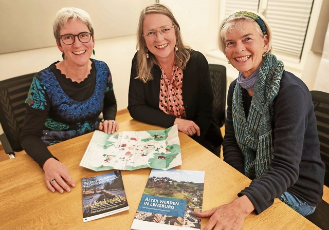 Mit der Broschüre «Älter werden in Lenzburg»: Beatrice Taubert, Christine Ziegler und Anja Kroll an einer Sitzung der Gesellschaftskommission.Foto: zvg