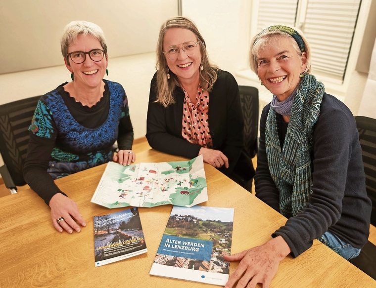 Mit der Broschüre «Älter werden in Lenzburg»: Beatrice Taubert, Christine Ziegler und Anja Kroll an einer Sitzung der Gesellschaftskommission.Foto: zvg