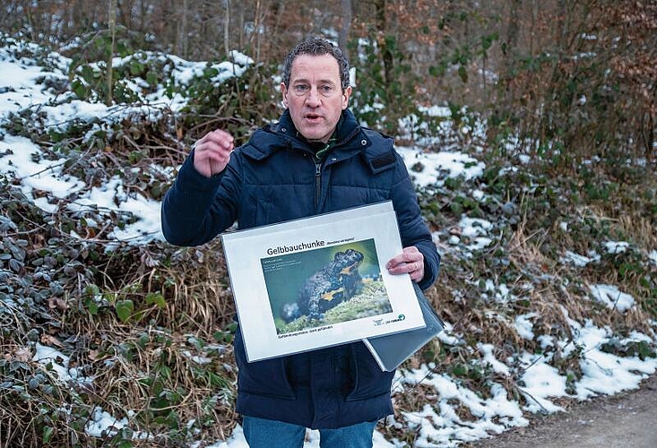 Klein und unscheinbar: Matthias Betsche, Geschäftsführer Pro Natura Aargau, präsentiert das Projekt «Hilfe für die Gelbbauchunke».Foto: Peter Winkelmann