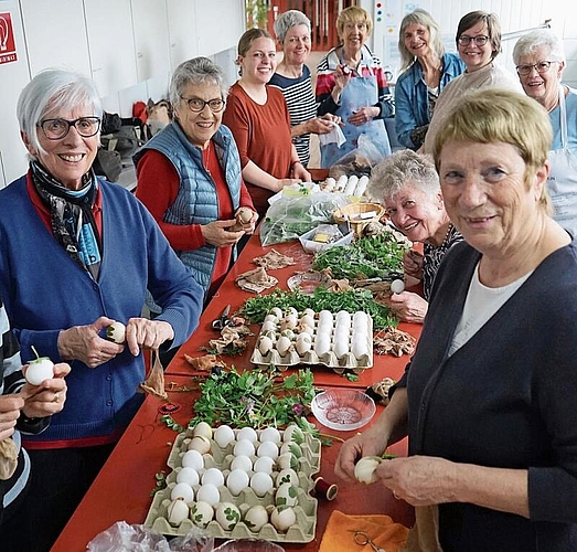 Aufwendige Handarbeit: Die Frauen färben die Eier mit Blauholz und Zwiebelschalen.Foto: Romi  Schmid